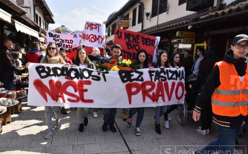 Mladi prošetali Sarajevom i zagalamili: Stop fašizmu!