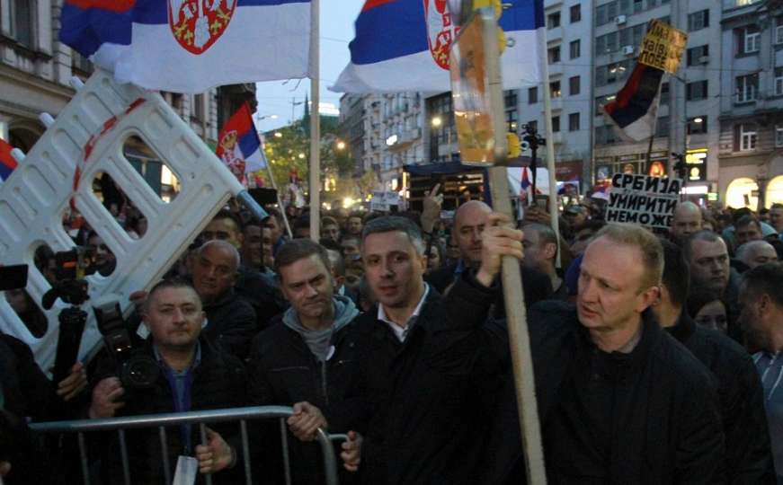 Neredi u Beogradu: Jajima na policiju, pretučen jer je viknuo "Živio Vučić"