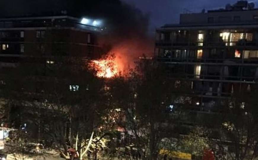 Snažna eksplozija u centru Pariza: Vatrogasci se borili sa vatrenom stihijom