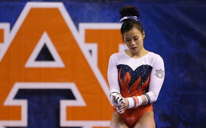 Jeziva povreda: Gimnastičarka na zagrijavanju slomila obje noge 