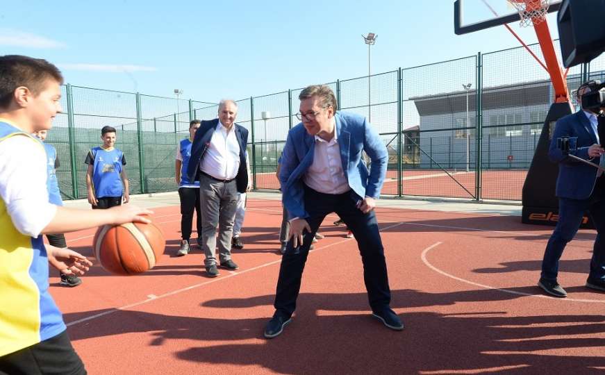 Vučić otišao da podrži mlade košarkaše i onda djetetu "zalijepio bananu"
