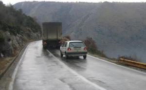 Vozači oprez: Ceste mokre i klizave, a izdato je upozorenje i na odrone
