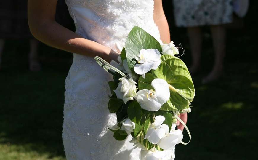 Iznervirana žena obukla vjenčanicu pa bivšem upala na svadbu