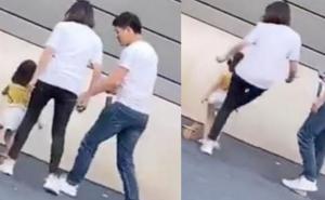 Video zgrozio svijet: Majka šutnula kćerku nogom jer nije fino pozirala fotografu