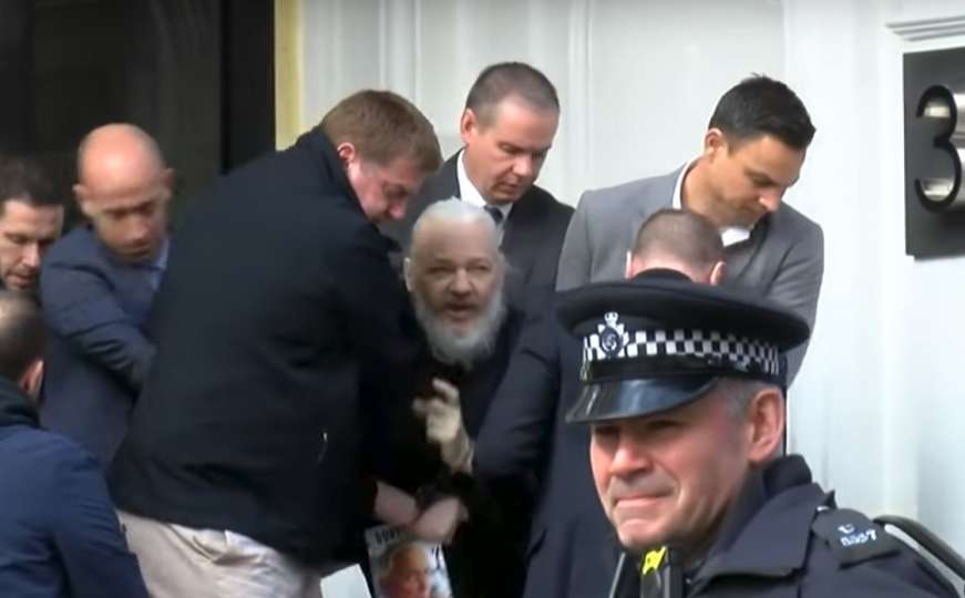 Cijeli svijet analizira snimak: Šta je uzvikivao Assange prilikom hapšenja