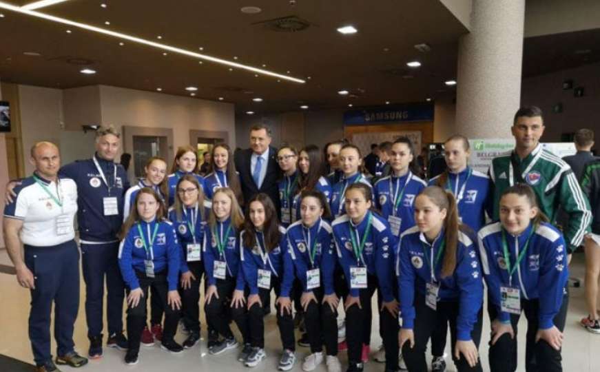 Milorad Dodik posjetio žensku fudbalsku reprezentaciju RS-a u Beogradu