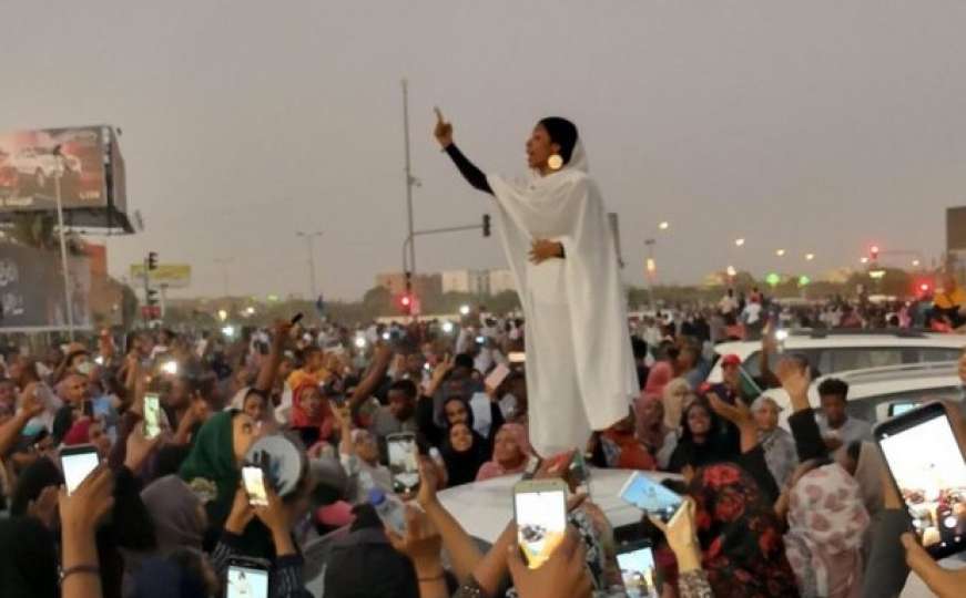 Ko je žena o kojoj priča svijet, a simbol je protesta u Sudanu