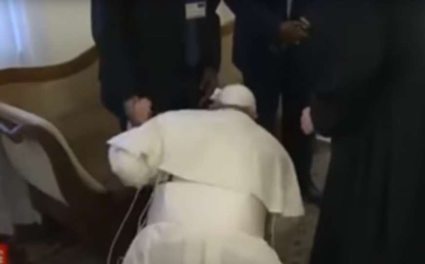 Vatikan objasnio zašto je papa Franjo klečao i ljubio noge čelnicima Južnog Sudana
