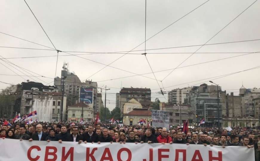 Burno u Beogradu, poruka opozicije: Lopove, Vučiću!