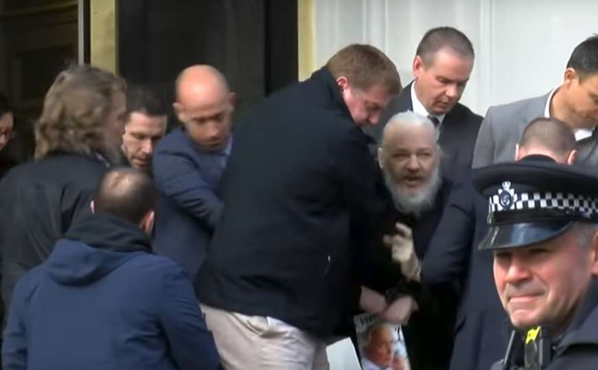 Assangeov otac: Šokirao sam se kad sam vidio kako izgleda