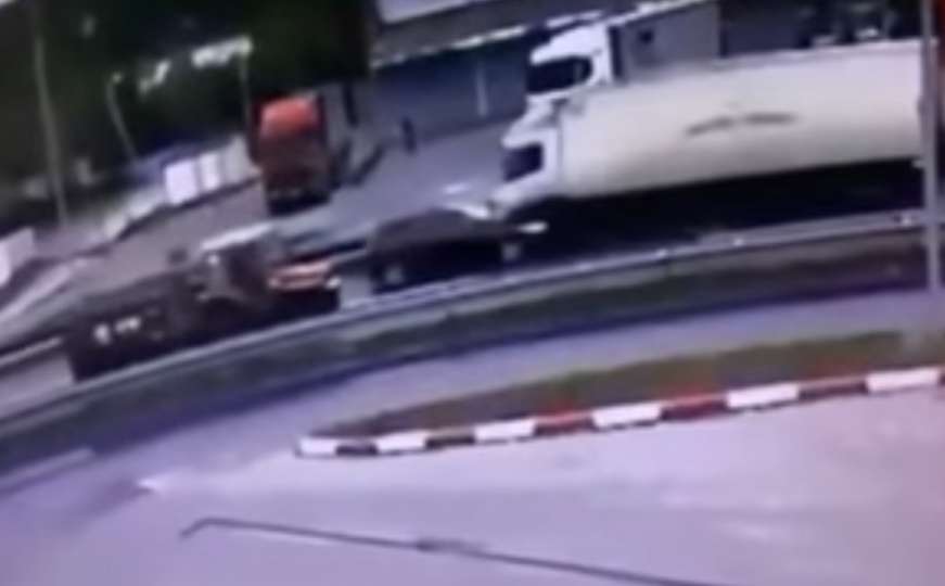 Kamere snimile stravičnu nesreću: Preticao traktor pa se zabio u kamion