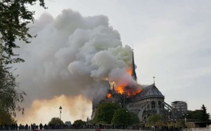 Gori čuvena katedrala Notre Dame 