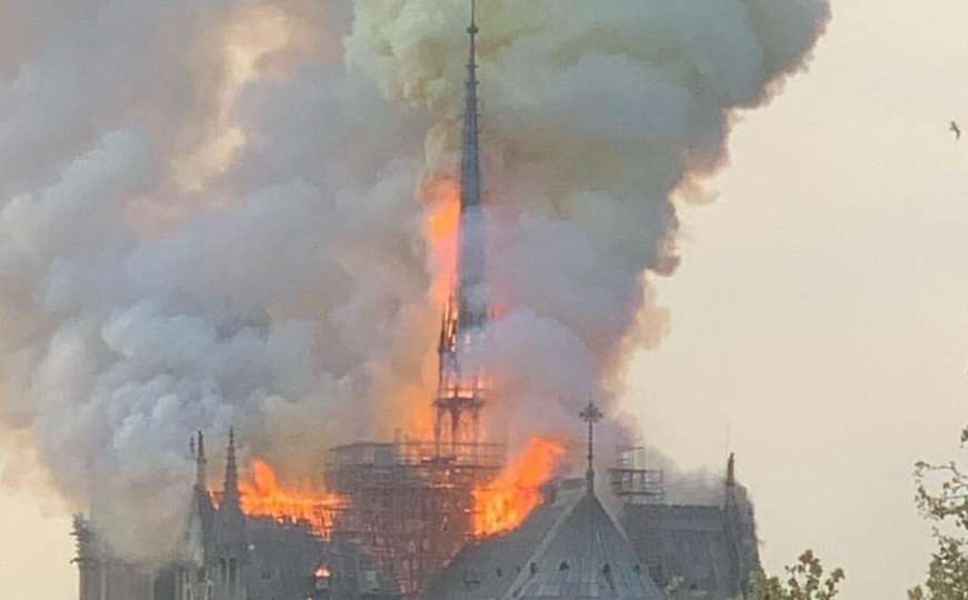 Drama u Parizu: Vatrogasci pokušavaju ugasiti požar na čuvenoj katedrali 