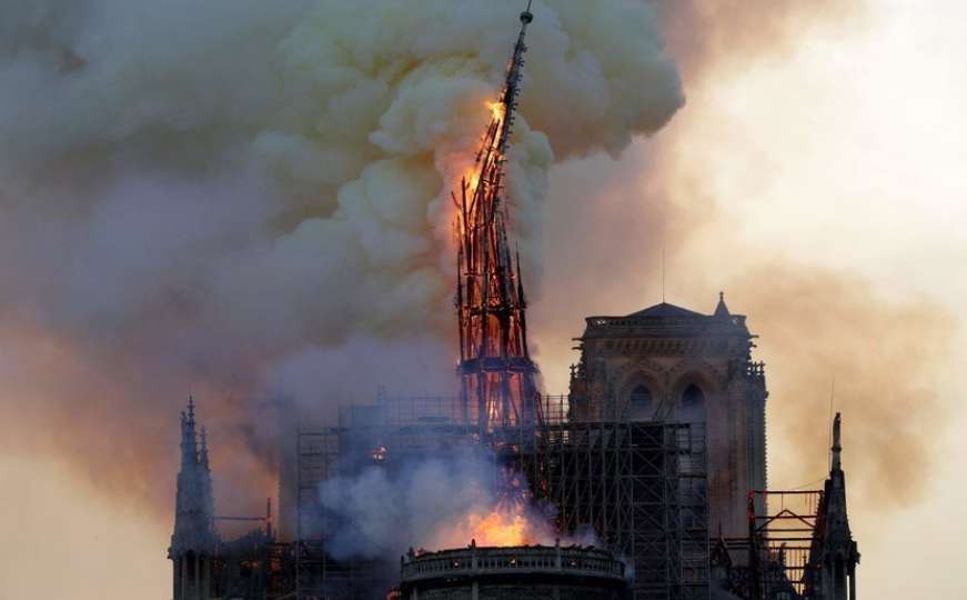 Gori katedrala Notre Dame u Parizu: Pogledajte trenutak kada se  srušio glavni toranj