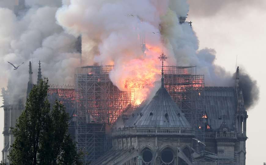 Fotogalerija: Ogroman požar guta katedralu Notre Dame, fotografije su strašne