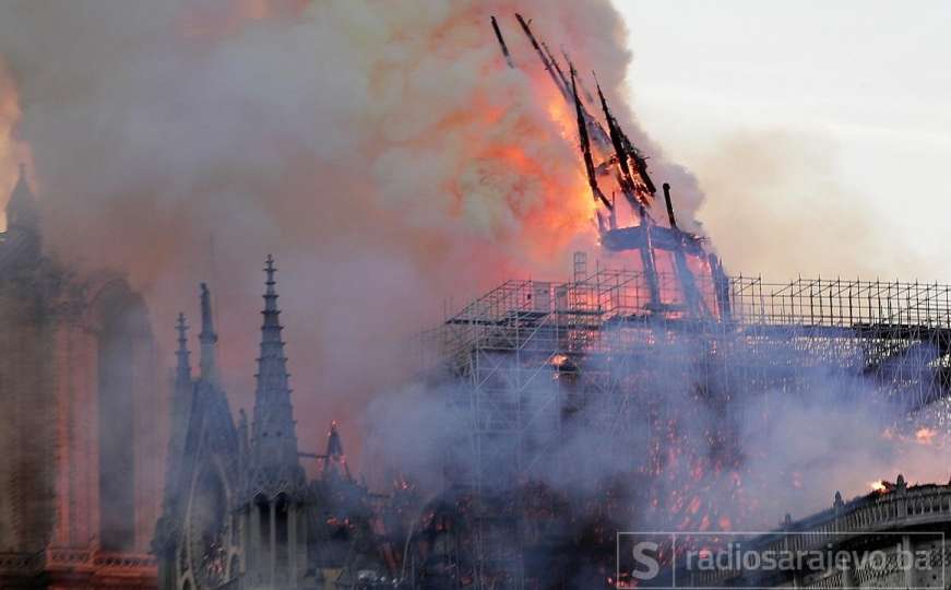 Trenutak kada je planeta zanijemila: Urušavanje tornja Notre Dame iz više uglova