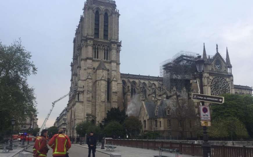 Požar na katedrali Notre Dame je ugašen, Macron obećao da će biti obnovljena