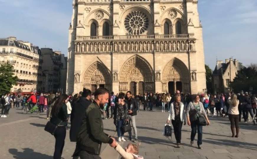 Fotografija Notre Damea prije požara postala viralna: Svi traže oca i kćerku