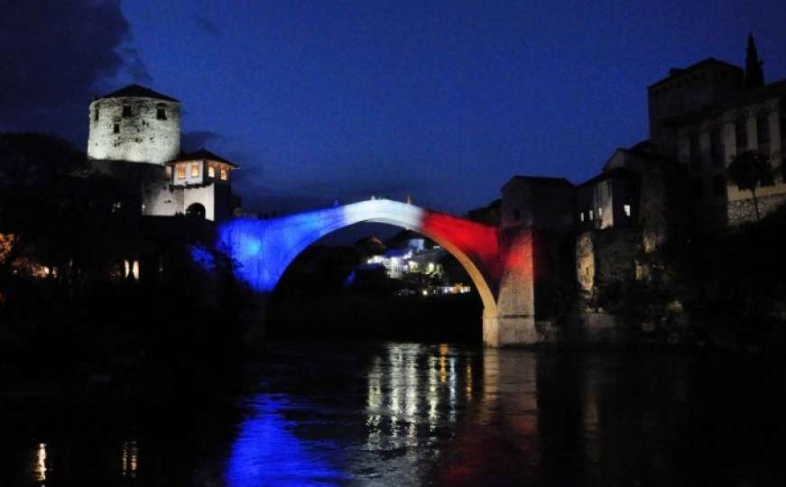 Zbog požara u Notre Dame: Stari most osvijetljen bojama francuske zastave