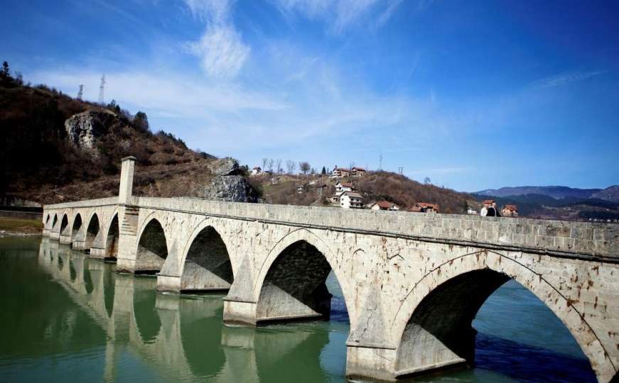 Heroji u uniformi: Spasili muškarca da skoči s mosta u hladnu Drinu