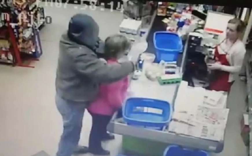 Horor snimak pljačke prodavnice: Stavio nož pod grlo ženi i odnio sav pazar