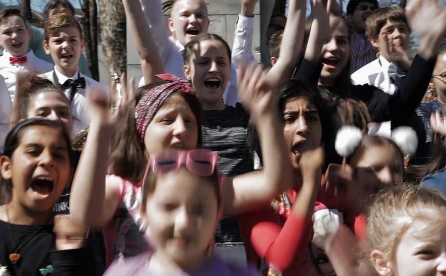 Djeca Bihaća s vršnjacima migrantima snimili videospot „Djeca svijeta“  
