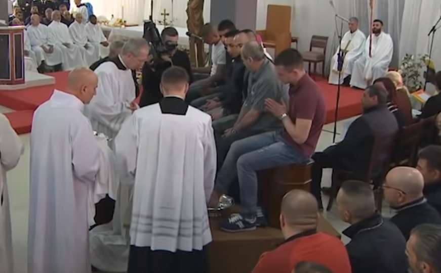 Papa Franjo prao noge zatvorenicima