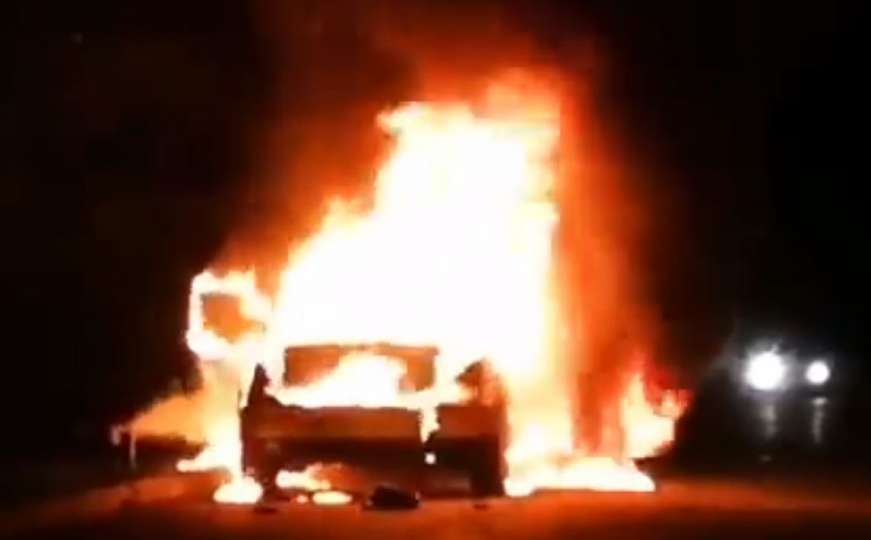 Mostar: Vatra progutala automobil u kampusu Univerziteta