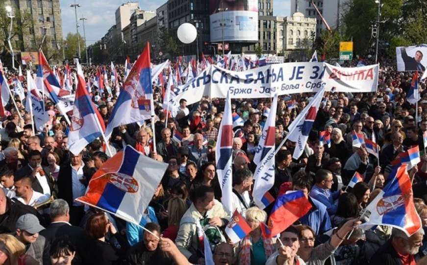 Srbijanska turbofolk zvijezda zabavlja okupljene na Vučićevom mitingu 