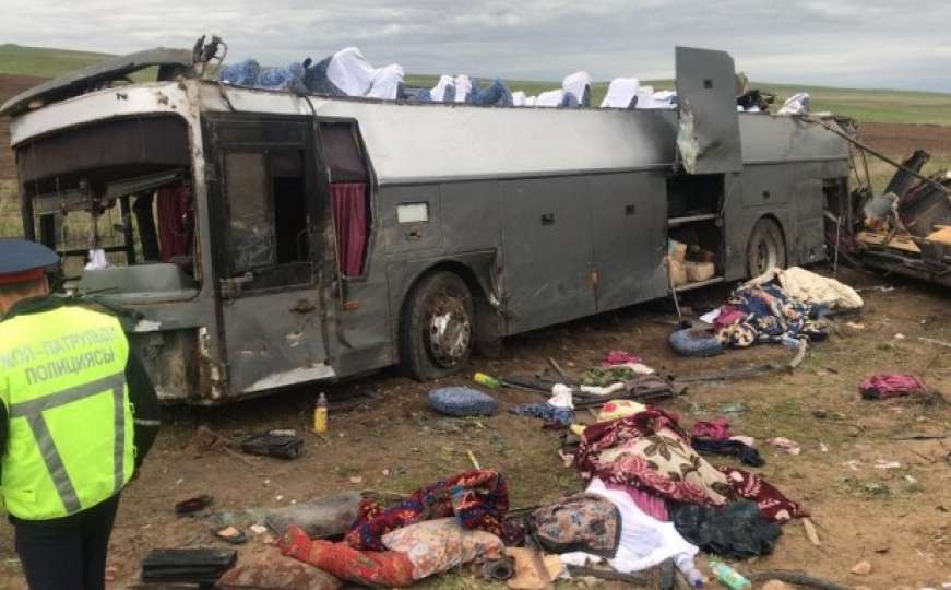 Tragedija na autoputu: Prevrnuo se autobus, 11 osoba poginulo