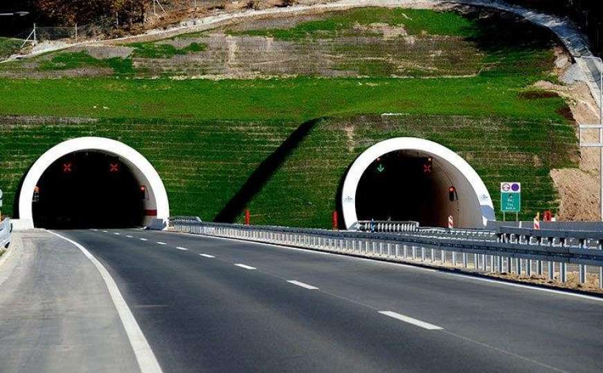 Važna informacija za vozače: Zbog udesa u tunelu kod Sarajeva usporen saobraćaj