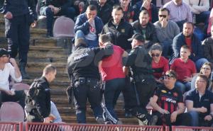 Sarajevo vodi u Tuzli: Navijači se potukli na tribini