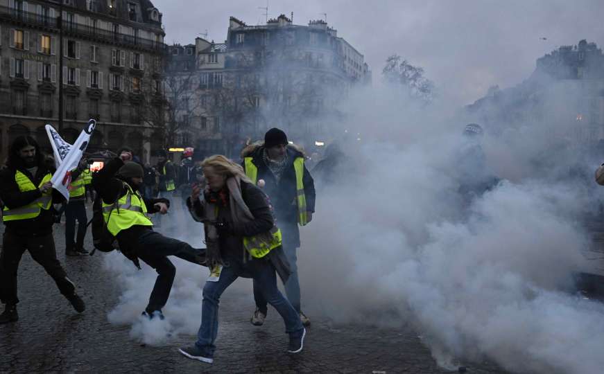 Haos na ulicama Pariza: Požari, suzavci, uhapšeno 126 osoba