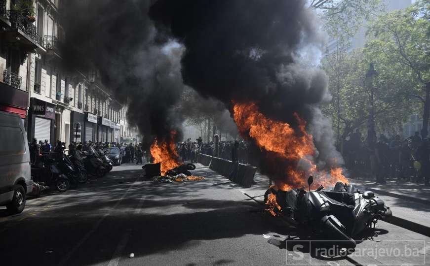 Sukob demonstranata i policije u Parizu: Bacali kamenje, ispaljivali rakete