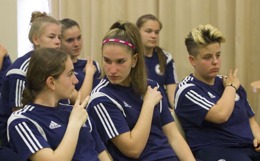 Sve za raju: Fudbalerke bh. reprezentacije zbog kolegice uče znakovni jezik