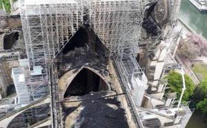 Čudo prirode: Krov Notre Damea se urušio, a pčele u njemu preživjele