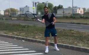 Damir Džumhur iskoristio gužvu na granici da zaigra tenis