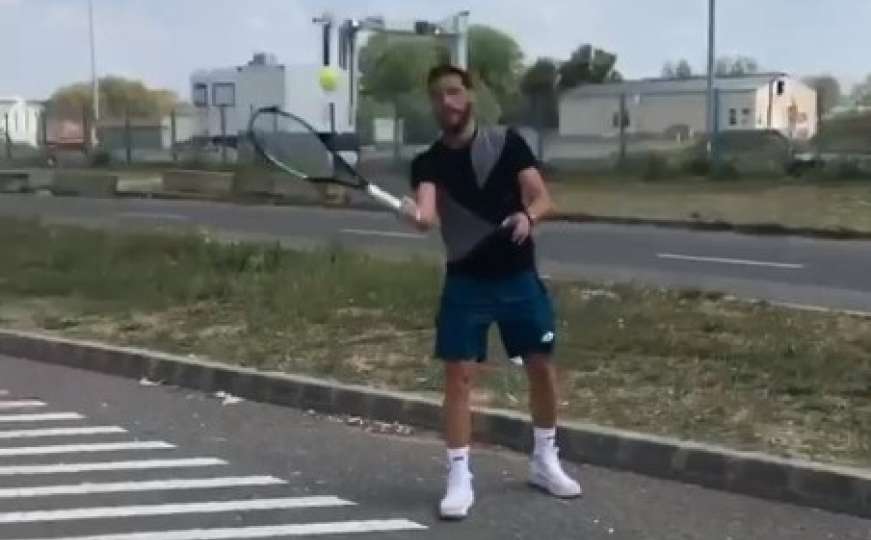 Damir Džumhur iskoristio gužvu na granici da zaigra tenis