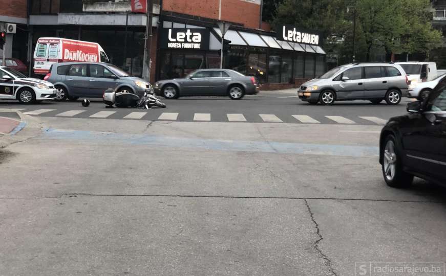Dvije osobe prevezene u bolnici nakon sudara automobila i motocikla