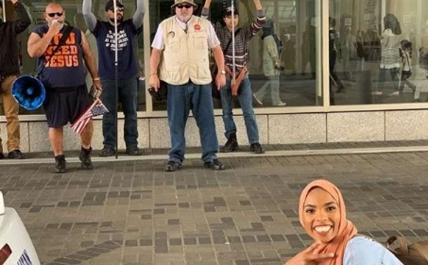 Slika djevojke sa hidžabom ispred poruka mržnje prema islamu obišla svijet