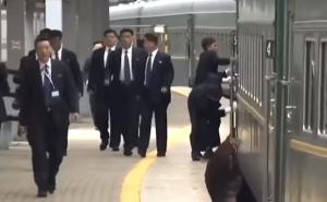 Pogledajte kako Kim Jong Unovo obezbjeđenje briše voz u pokretu