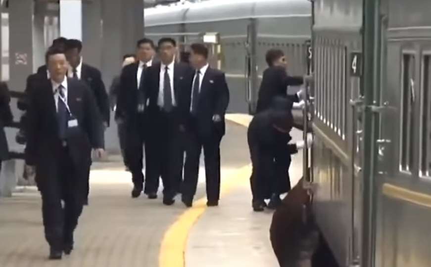 Pogledajte kako Kim Jong Unovo obezbjeđenje briše voz u pokretu
