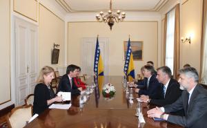 Džaferović i Komšić razgovarali s ambasadorom SAD-a o rezervnom sastavu MUP-a RS