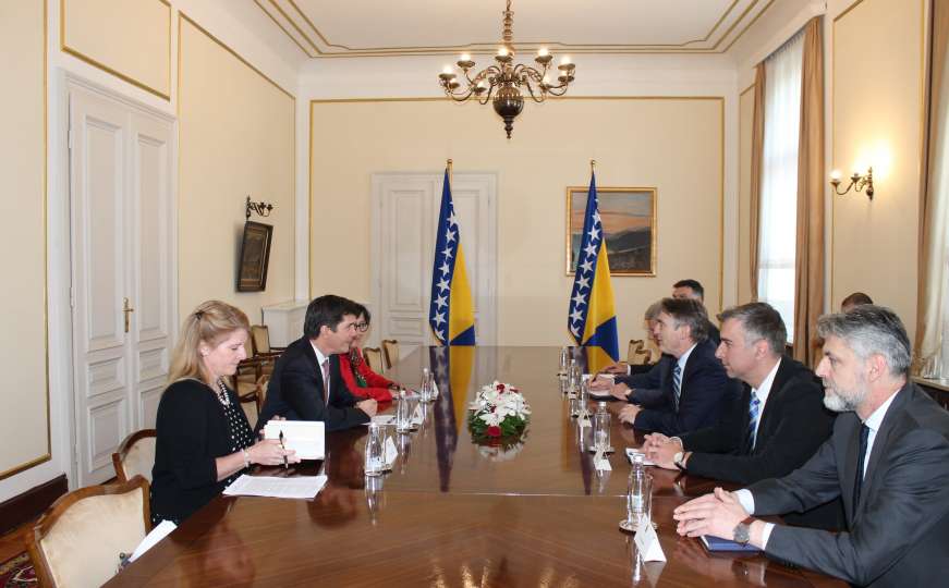 Džaferović i Komšić razgovarali s ambasadorom SAD-a o rezervnom sastavu MUP-a RS