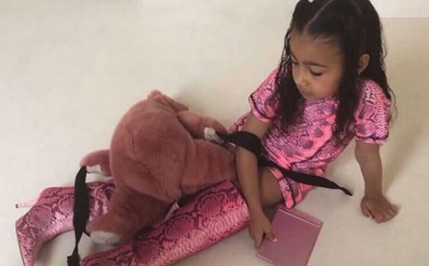 Kćerka Kim Kardashian se rasplakala jer ne može vani u čizmama od 3.000 KM
