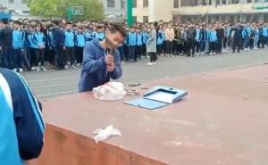 Kina: Ko je koristio mobitel tokom nastave, morao ga je uništiti čekićem 