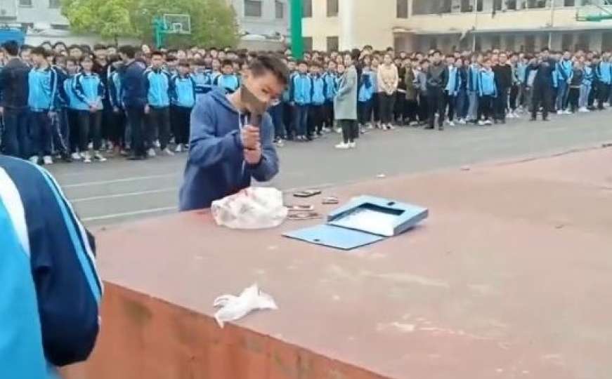 Kina: Ko je koristio mobitel tokom nastave, morao ga je uništiti čekićem 