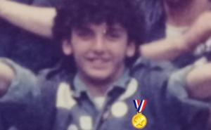 Prepoznajete li klinca s fotke na Omladinskoj radnoj akciji u Beogradu 1986. godine