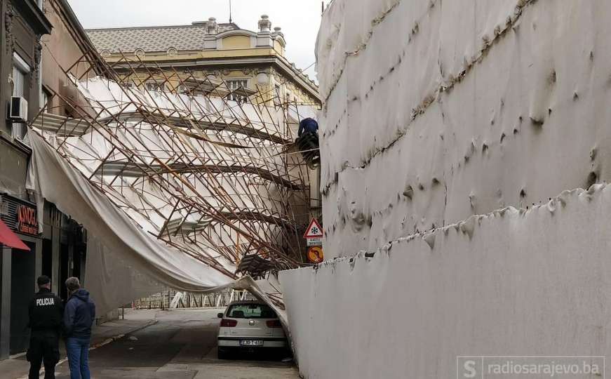 Radnici na Čobaniji uspjeli podići skelu koja je pala na susjednu zgradu