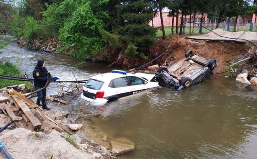 Nevjerovatne fotografije iz Novog Travnika: Policija i bjegunci završili u rijeci